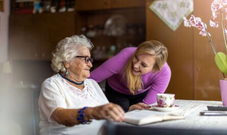 Trabajo en el Cuidado de Adultos Mayores